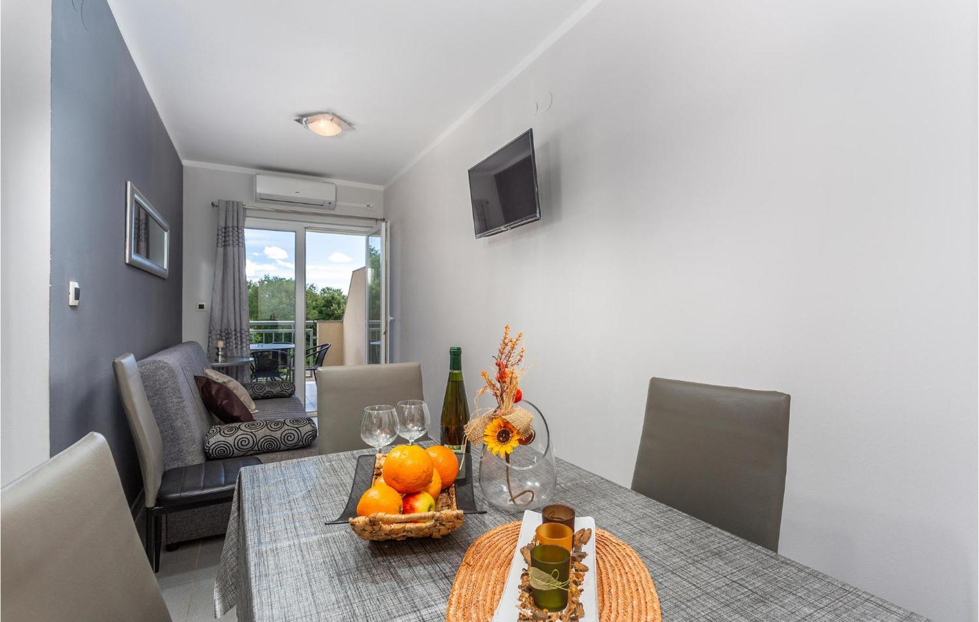 Beautiful Apartment In Pinezici With Wifi Exterior foto